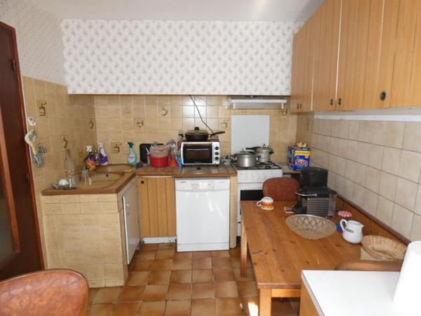 Maison T4 de 100m² avec cour de 30m², cave/atelier de 28m² et combles aménageables de 85m²