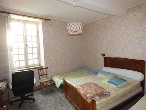 Maison T4 de 100m² avec cour de 30m², cave/atelier de 28m² et combles aménageables de 85m²