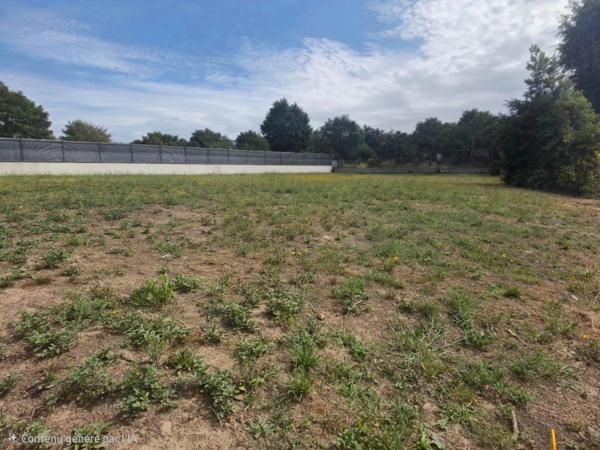 TERRAIN CONSTRUCTIBLE NON VIABILISE DE 435 m² – COMBOURG CAMPAGNE