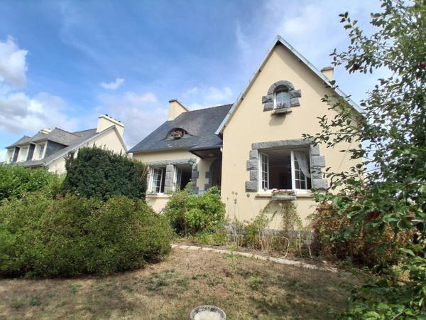 Maison familiale avec sous-sol et beau terrain