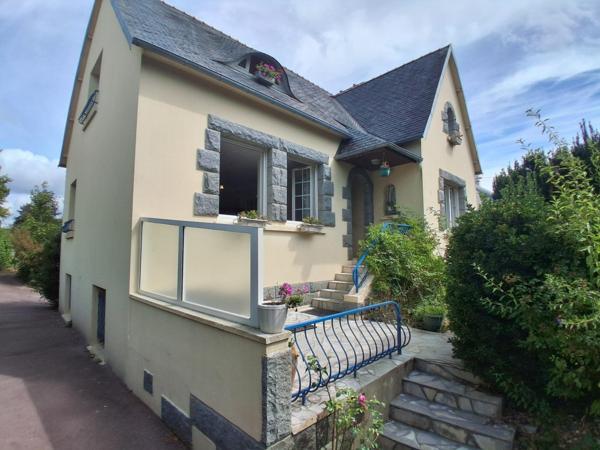 Maison familiale avec sous-sol et beau terrain