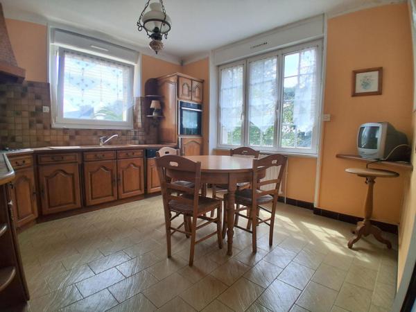Maison familiale avec sous-sol et beau terrain