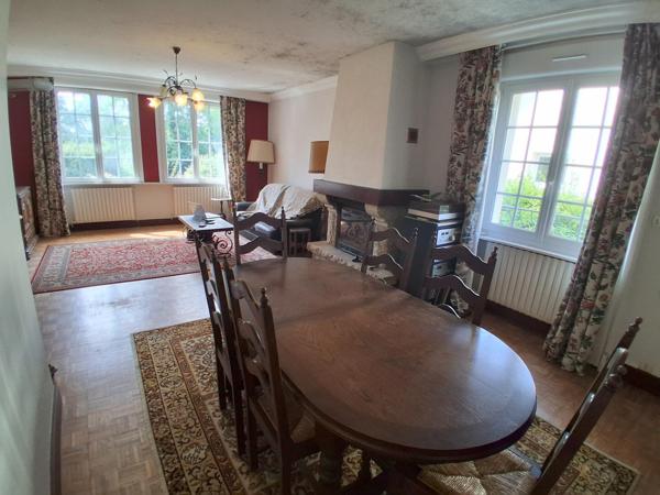 Maison familiale avec sous-sol et beau terrain