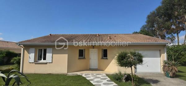 Venez découvrir cette jolie maison familiale de 2005 au calme à seulement 2 minutes du centre-ville et de ses commodités.
Vous serez séduit par le vaste terrain soigneusement entretenu et entièrement clos.
À l’intérieur, une cuisine ouverte et équipée s’ouvre sur un séjour lumineux, donnant sur une grande terrasse face au jardin, idéal pour les moments de vie en famille, mais également une buanderie / cellier permet un confort au quotidien. 
L’espace nuit se compose de trois chambres ainsi que d’un grand dressing. Vous trouverez également une salle d’eau ainsi qu’un WC séparé.
À noter : toute la maison sera repeinte pour la vente.
Elle est équipée d'une climatisation réversible et chaudière au gaz de ville.
Le vrai plus du bien : une dépendance récente de 18 m², aménageable selon vos besoins. Studio indépendant, bureau pour télétravail, activité professionnelle, atelier ou espace pour recevoir famille et amis… les possibilités sont nombreuses.
 Le cadre de vie : Tout à proximité
Vie locale : Saint-Savin est une charmante commune de 3 300 habitants regroupant tous les commerces et services essentiels.
Scolarité facilitée : Écoles maternelle et primaire dans le bourg (accessibles à pied). Collèges et lycées des environs (Peujard, Saint-Yzan, Saint-André-de-Cubzac, Blaye) parfaitement desservis par les bus scolaires.
Mobilité & Bordeaux : Le centre de Bordeaux est accessible en 45 minutes de route. Pour plus de confort, la gare de Saint-Yzan-de-Soudiac se trouve à seulement 5 km de la maison et relie directement la métropole bordelaise en train.