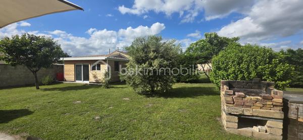 Venez découvrir cette jolie maison familiale de 2005 au calme à seulement 2 minutes du centre-ville et de ses commodités.
Vous serez séduit par le vaste terrain soigneusement entretenu et entièrement clos.
À l’intérieur, une cuisine ouverte et équipée s’ouvre sur un séjour lumineux, donnant sur une grande terrasse face au jardin, idéal pour les moments de vie en famille, mais également une buanderie / cellier permet un confort au quotidien. 
L’espace nuit se compose de trois chambres ainsi que d’un grand dressing. Vous trouverez également une salle d’eau ainsi qu’un WC séparé.
À noter : toute la maison sera repeinte pour la vente.
Elle est équipée d'une climatisation réversible et chaudière au gaz de ville.
Le vrai plus du bien : une dépendance récente de 18 m², aménageable selon vos besoins. Studio indépendant, bureau pour télétravail, activité professionnelle, atelier ou espace pour recevoir famille et amis… les possibilités sont nombreuses.
 Le cadre de vie : Tout à proximité
Vie locale : Saint-Savin est une charmante commune de 3 300 habitants regroupant tous les commerces et services essentiels.
Scolarité facilitée : Écoles maternelle et primaire dans le bourg (accessibles à pied). Collèges et lycées des environs (Peujard, Saint-Yzan, Saint-André-de-Cubzac, Blaye) parfaitement desservis par les bus scolaires.
Mobilité & Bordeaux : Le centre de Bordeaux est accessible en 45 minutes de route. Pour plus de confort, la gare de Saint-Yzan-de-Soudiac se trouve à seulement 5 km de la maison et relie directement la métropole bordelaise en train.