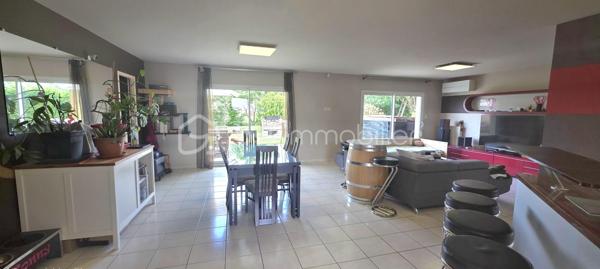 Venez découvrir cette jolie maison familiale de 2005 au calme à seulement 2 minutes du centre-ville et de ses commodités.
Vous serez séduit par le vaste terrain soigneusement entretenu et entièrement clos.
À l’intérieur, une cuisine ouverte et équipée s’ouvre sur un séjour lumineux, donnant sur une grande terrasse face au jardin, idéal pour les moments de vie en famille, mais également une buanderie / cellier permet un confort au quotidien. 
L’espace nuit se compose de trois chambres ainsi que d’un grand dressing. Vous trouverez également une salle d’eau ainsi qu’un WC séparé.
À noter : toute la maison sera repeinte pour la vente.
Elle est équipée d'une climatisation réversible et chaudière au gaz de ville.
Le vrai plus du bien : une dépendance récente de 18 m², aménageable selon vos besoins. Studio indépendant, bureau pour télétravail, activité professionnelle, atelier ou espace pour recevoir famille et amis… les possibilités sont nombreuses.
 Le cadre de vie : Tout à proximité
Vie locale : Saint-Savin est une charmante commune de 3 300 habitants regroupant tous les commerces et services essentiels.
Scolarité facilitée : Écoles maternelle et primaire dans le bourg (accessibles à pied). Collèges et lycées des environs (Peujard, Saint-Yzan, Saint-André-de-Cubzac, Blaye) parfaitement desservis par les bus scolaires.
Mobilité & Bordeaux : Le centre de Bordeaux est accessible en 45 minutes de route. Pour plus de confort, la gare de Saint-Yzan-de-Soudiac se trouve à seulement 5 km de la maison et relie directement la métropole bordelaise en train.