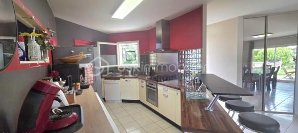 Venez découvrir cette jolie maison familiale de 2005 au calme à seulement 2 minutes du centre-ville et de ses commodités.
Vous serez séduit par le vaste terrain soigneusement entretenu et entièrement clos.
À l’intérieur, une cuisine ouverte et équipée s’ouvre sur un séjour lumineux, donnant sur une grande terrasse face au jardin, idéal pour les moments de vie en famille, mais également une buanderie / cellier permet un confort au quotidien. 
L’espace nuit se compose de trois chambres ainsi que d’un grand dressing. Vous trouverez également une salle d’eau ainsi qu’un WC séparé.
À noter : toute la maison sera repeinte pour la vente.
Elle est équipée d'une climatisation réversible et chaudière au gaz de ville.
Le vrai plus du bien : une dépendance récente de 18 m², aménageable selon vos besoins. Studio indépendant, bureau pour télétravail, activité professionnelle, atelier ou espace pour recevoir famille et amis… les possibilités sont nombreuses.
 Le cadre de vie : Tout à proximité
Vie locale : Saint-Savin est une charmante commune de 3 300 habitants regroupant tous les commerces et services essentiels.
Scolarité facilitée : Écoles maternelle et primaire dans le bourg (accessibles à pied). Collèges et lycées des environs (Peujard, Saint-Yzan, Saint-André-de-Cubzac, Blaye) parfaitement desservis par les bus scolaires.
Mobilité & Bordeaux : Le centre de Bordeaux est accessible en 45 minutes de route. Pour plus de confort, la gare de Saint-Yzan-de-Soudiac se trouve à seulement 5 km de la maison et relie directement la métropole bordelaise en train.