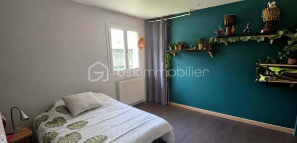 Venez découvrir cette jolie maison familiale de 2005 au calme à seulement 2 minutes du centre-ville et de ses commodités.
Vous serez séduit par le vaste terrain soigneusement entretenu et entièrement clos.
À l’intérieur, une cuisine ouverte et équipée s’ouvre sur un séjour lumineux, donnant sur une grande terrasse face au jardin, idéal pour les moments de vie en famille, mais également une buanderie / cellier permet un confort au quotidien. 
L’espace nuit se compose de trois chambres ainsi que d’un grand dressing. Vous trouverez également une salle d’eau ainsi qu’un WC séparé.
À noter : toute la maison sera repeinte pour la vente.
Elle est équipée d'une climatisation réversible et chaudière au gaz de ville.
Le vrai plus du bien : une dépendance récente de 18 m², aménageable selon vos besoins. Studio indépendant, bureau pour télétravail, activité professionnelle, atelier ou espace pour recevoir famille et amis… les possibilités sont nombreuses.
 Le cadre de vie : Tout à proximité
Vie locale : Saint-Savin est une charmante commune de 3 300 habitants regroupant tous les commerces et services essentiels.
Scolarité facilitée : Écoles maternelle et primaire dans le bourg (accessibles à pied). Collèges et lycées des environs (Peujard, Saint-Yzan, Saint-André-de-Cubzac, Blaye) parfaitement desservis par les bus scolaires.
Mobilité & Bordeaux : Le centre de Bordeaux est accessible en 45 minutes de route. Pour plus de confort, la gare de Saint-Yzan-de-Soudiac se trouve à seulement 5 km de la maison et relie directement la métropole bordelaise en train.