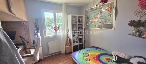 Venez découvrir cette jolie maison familiale de 2005 au calme à seulement 2 minutes du centre-ville et de ses commodités.
Vous serez séduit par le vaste terrain soigneusement entretenu et entièrement clos.
À l’intérieur, une cuisine ouverte et équipée s’ouvre sur un séjour lumineux, donnant sur une grande terrasse face au jardin, idéal pour les moments de vie en famille, mais également une buanderie / cellier permet un confort au quotidien. 
L’espace nuit se compose de trois chambres ainsi que d’un grand dressing. Vous trouverez également une salle d’eau ainsi qu’un WC séparé.
À noter : toute la maison sera repeinte pour la vente.
Elle est équipée d'une climatisation réversible et chaudière au gaz de ville.
Le vrai plus du bien : une dépendance récente de 18 m², aménageable selon vos besoins. Studio indépendant, bureau pour télétravail, activité professionnelle, atelier ou espace pour recevoir famille et amis… les possibilités sont nombreuses.
 Le cadre de vie : Tout à proximité
Vie locale : Saint-Savin est une charmante commune de 3 300 habitants regroupant tous les commerces et services essentiels.
Scolarité facilitée : Écoles maternelle et primaire dans le bourg (accessibles à pied). Collèges et lycées des environs (Peujard, Saint-Yzan, Saint-André-de-Cubzac, Blaye) parfaitement desservis par les bus scolaires.
Mobilité & Bordeaux : Le centre de Bordeaux est accessible en 45 minutes de route. Pour plus de confort, la gare de Saint-Yzan-de-Soudiac se trouve à seulement 5 km de la maison et relie directement la métropole bordelaise en train.