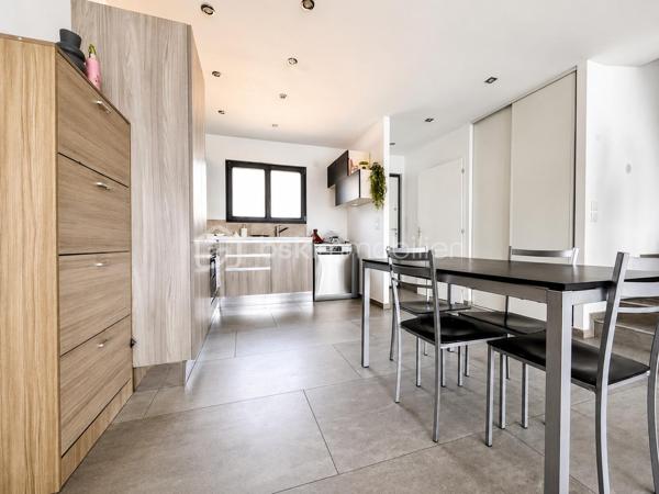 BSK Immobilier vous propose, sur la commune de Voiron, cette maison familiale construite en 2024, développant une surface habitable de 122,68 m² répartie sur deux niveaux.

Au rez-de-chaussée, elle se compose :

d’une entrée de 1,11 m² 
d’une spacieuse pièce de vie avec cuisine ouverte de 43,10 m², offrant une surface au sol de 45,89 m² 
d’un WC de 4,95 m² 
d’un garage de 14,27 m² 
d’un balcon de 10,70 m²

À l’étage, l’espace nuit comprend :

un dégagement de 3,61 m² 
une première chambre de 11,14 m² 
une deuxième chambre de 11 m² 
une troisième chambre de 10 m² 
une salle d’eau de  9.04 m²
une suite parentale comprenant une chambre de 12,02 m² ainsi qu’une salle d’eau avec WC de 2.44 m² ;
deux balcons supplémentaires de 1,98 m² et 5,68 m².

La maison bénéficie de menuiseries principalement en PVC double vitrage, de volets roulants électriques, garage et d’un chauffage au sol alimenté par une pompe à chaleur air/eau. Elle est raccordée au tout-à-l’égout et la propriété est entièrement clôturée.

Particulièrement économe en énergie, elle bénéficie d’un excellent classement énergétique : DPE A et GES A.

Une maison récente et familiale offrant de beaux volumes, quatre chambres, plusieurs espaces extérieurs et d’excellentes performances énergétiques.