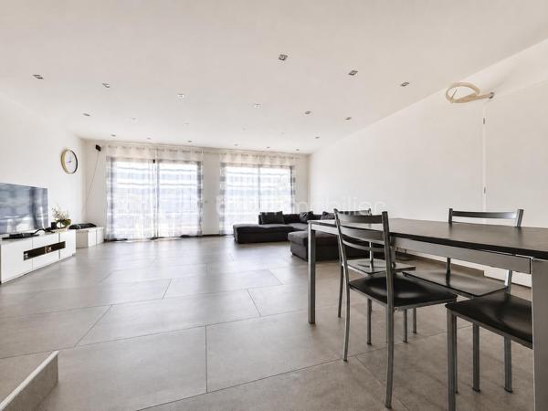 BSK Immobilier vous propose, sur la commune de Voiron, cette maison familiale construite en 2024, développant une surface habitable de 122,68 m² répartie sur deux niveaux.

Au rez-de-chaussée, elle se compose :

d’une entrée de 1,11 m² 
d’une spacieuse pièce de vie avec cuisine ouverte de 43,10 m², offrant une surface au sol de 45,89 m² 
d’un WC de 4,95 m² 
d’un garage de 14,27 m² 
d’un balcon de 10,70 m²

À l’étage, l’espace nuit comprend :

un dégagement de 3,61 m² 
une première chambre de 11,14 m² 
une deuxième chambre de 11 m² 
une troisième chambre de 10 m² 
une salle d’eau de  9.04 m²
une suite parentale comprenant une chambre de 12,02 m² ainsi qu’une salle d’eau avec WC de 2.44 m² ;
deux balcons supplémentaires de 1,98 m² et 5,68 m².

La maison bénéficie de menuiseries principalement en PVC double vitrage, de volets roulants électriques, garage et d’un chauffage au sol alimenté par une pompe à chaleur air/eau. Elle est raccordée au tout-à-l’égout et la propriété est entièrement clôturée.

Particulièrement économe en énergie, elle bénéficie d’un excellent classement énergétique : DPE A et GES A.

Une maison récente et familiale offrant de beaux volumes, quatre chambres, plusieurs espaces extérieurs et d’excellentes performances énergétiques.