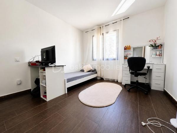 BSK Immobilier vous propose, sur la commune de Voiron, cette maison familiale construite en 2024, développant une surface habitable de 122,68 m² répartie sur deux niveaux.

Au rez-de-chaussée, elle se compose :

d’une entrée de 1,11 m² 
d’une spacieuse pièce de vie avec cuisine ouverte de 43,10 m², offrant une surface au sol de 45,89 m² 
d’un WC de 4,95 m² 
d’un garage de 14,27 m² 
d’un balcon de 10,70 m²

À l’étage, l’espace nuit comprend :

un dégagement de 3,61 m² 
une première chambre de 11,14 m² 
une deuxième chambre de 11 m² 
une troisième chambre de 10 m² 
une salle d’eau de  9.04 m²
une suite parentale comprenant une chambre de 12,02 m² ainsi qu’une salle d’eau avec WC de 2.44 m² ;
deux balcons supplémentaires de 1,98 m² et 5,68 m².

La maison bénéficie de menuiseries principalement en PVC double vitrage, de volets roulants électriques, garage et d’un chauffage au sol alimenté par une pompe à chaleur air/eau. Elle est raccordée au tout-à-l’égout et la propriété est entièrement clôturée.

Particulièrement économe en énergie, elle bénéficie d’un excellent classement énergétique : DPE A et GES A.

Une maison récente et familiale offrant de beaux volumes, quatre chambres, plusieurs espaces extérieurs et d’excellentes performances énergétiques.
