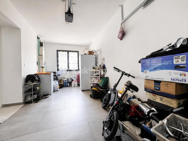 BSK Immobilier vous propose, sur la commune de Voiron, cette maison familiale construite en 2024, développant une surface habitable de 122,68 m² répartie sur deux niveaux.

Au rez-de-chaussée, elle se compose :

d’une entrée de 1,11 m² 
d’une spacieuse pièce de vie avec cuisine ouverte de 43,10 m², offrant une surface au sol de 45,89 m² 
d’un WC de 4,95 m² 
d’un garage de 14,27 m² 
d’un balcon de 10,70 m²

À l’étage, l’espace nuit comprend :

un dégagement de 3,61 m² 
une première chambre de 11,14 m² 
une deuxième chambre de 11 m² 
une troisième chambre de 10 m² 
une salle d’eau de  9.04 m²
une suite parentale comprenant une chambre de 12,02 m² ainsi qu’une salle d’eau avec WC de 2.44 m² ;
deux balcons supplémentaires de 1,98 m² et 5,68 m².

La maison bénéficie de menuiseries principalement en PVC double vitrage, de volets roulants électriques, garage et d’un chauffage au sol alimenté par une pompe à chaleur air/eau. Elle est raccordée au tout-à-l’égout et la propriété est entièrement clôturée.

Particulièrement économe en énergie, elle bénéficie d’un excellent classement énergétique : DPE A et GES A.

Une maison récente et familiale offrant de beaux volumes, quatre chambres, plusieurs espaces extérieurs et d’excellentes performances énergétiques.