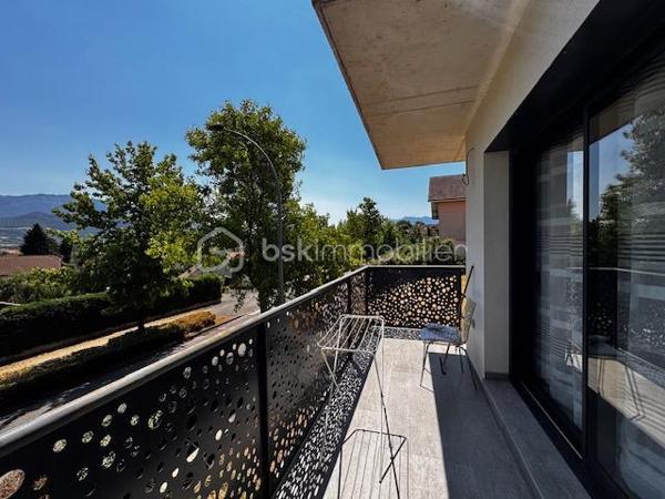BSK Immobilier vous propose, sur la commune de Voiron, cette maison familiale construite en 2024, développant une surface habitable de 122,68 m² répartie sur deux niveaux.

Au rez-de-chaussée, elle se compose :

d’une entrée de 1,11 m² 
d’une spacieuse pièce de vie avec cuisine ouverte de 43,10 m², offrant une surface au sol de 45,89 m² 
d’un WC de 4,95 m² 
d’un garage de 14,27 m² 
d’un balcon de 10,70 m²

À l’étage, l’espace nuit comprend :

un dégagement de 3,61 m² 
une première chambre de 11,14 m² 
une deuxième chambre de 11 m² 
une troisième chambre de 10 m² 
une salle d’eau de  9.04 m²
une suite parentale comprenant une chambre de 12,02 m² ainsi qu’une salle d’eau avec WC de 2.44 m² ;
deux balcons supplémentaires de 1,98 m² et 5,68 m².

La maison bénéficie de menuiseries principalement en PVC double vitrage, de volets roulants électriques, garage et d’un chauffage au sol alimenté par une pompe à chaleur air/eau. Elle est raccordée au tout-à-l’égout et la propriété est entièrement clôturée.

Particulièrement économe en énergie, elle bénéficie d’un excellent classement énergétique : DPE A et GES A.

Une maison récente et familiale offrant de beaux volumes, quatre chambres, plusieurs espaces extérieurs et d’excellentes performances énergétiques.