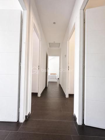 BSK Immobilier vous propose, sur la commune de Voiron, cette maison familiale construite en 2024, développant une surface habitable de 122,68 m² répartie sur deux niveaux.

Au rez-de-chaussée, elle se compose :

d’une entrée de 1,11 m² 
d’une spacieuse pièce de vie avec cuisine ouverte de 43,10 m², offrant une surface au sol de 45,89 m² 
d’un WC de 4,95 m² 
d’un garage de 14,27 m² 
d’un balcon de 10,70 m²

À l’étage, l’espace nuit comprend :

un dégagement de 3,61 m² 
une première chambre de 11,14 m² 
une deuxième chambre de 11 m² 
une troisième chambre de 10 m² 
une salle d’eau de  9.04 m²
une suite parentale comprenant une chambre de 12,02 m² ainsi qu’une salle d’eau avec WC de 2.44 m² ;
deux balcons supplémentaires de 1,98 m² et 5,68 m².

La maison bénéficie de menuiseries principalement en PVC double vitrage, de volets roulants électriques, garage et d’un chauffage au sol alimenté par une pompe à chaleur air/eau. Elle est raccordée au tout-à-l’égout et la propriété est entièrement clôturée.

Particulièrement économe en énergie, elle bénéficie d’un excellent classement énergétique : DPE A et GES A.

Une maison récente et familiale offrant de beaux volumes, quatre chambres, plusieurs espaces extérieurs et d’excellentes performances énergétiques.