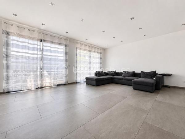 BSK Immobilier vous propose, sur la commune de Voiron, cette maison familiale construite en 2024, développant une surface habitable de 122,68 m² répartie sur deux niveaux.

Au rez-de-chaussée, elle se compose :

d’une entrée de 1,11 m² 
d’une spacieuse pièce de vie avec cuisine ouverte de 43,10 m², offrant une surface au sol de 45,89 m² 
d’un WC de 4,95 m² 
d’un garage de 14,27 m² 
d’un balcon de 10,70 m²

À l’étage, l’espace nuit comprend :

un dégagement de 3,61 m² 
une première chambre de 11,14 m² 
une deuxième chambre de 11 m² 
une troisième chambre de 10 m² 
une salle d’eau de  9.04 m²
une suite parentale comprenant une chambre de 12,02 m² ainsi qu’une salle d’eau avec WC de 2.44 m² ;
deux balcons supplémentaires de 1,98 m² et 5,68 m².

La maison bénéficie de menuiseries principalement en PVC double vitrage, de volets roulants électriques, garage et d’un chauffage au sol alimenté par une pompe à chaleur air/eau. Elle est raccordée au tout-à-l’égout et la propriété est entièrement clôturée.

Particulièrement économe en énergie, elle bénéficie d’un excellent classement énergétique : DPE A et GES A.

Une maison récente et familiale offrant de beaux volumes, quatre chambres, plusieurs espaces extérieurs et d’excellentes performances énergétiques.