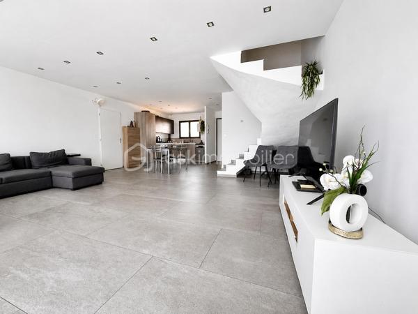 BSK Immobilier vous propose, sur la commune de Voiron, cette maison familiale construite en 2024, développant une surface habitable de 122,68 m² répartie sur deux niveaux.

Au rez-de-chaussée, elle se compose :

d’une entrée de 1,11 m² 
d’une spacieuse pièce de vie avec cuisine ouverte de 43,10 m², offrant une surface au sol de 45,89 m² 
d’un WC de 4,95 m² 
d’un garage de 14,27 m² 
d’un balcon de 10,70 m²

À l’étage, l’espace nuit comprend :

un dégagement de 3,61 m² 
une première chambre de 11,14 m² 
une deuxième chambre de 11 m² 
une troisième chambre de 10 m² 
une salle d’eau de  9.04 m²
une suite parentale comprenant une chambre de 12,02 m² ainsi qu’une salle d’eau avec WC de 2.44 m² ;
deux balcons supplémentaires de 1,98 m² et 5,68 m².

La maison bénéficie de menuiseries principalement en PVC double vitrage, de volets roulants électriques, garage et d’un chauffage au sol alimenté par une pompe à chaleur air/eau. Elle est raccordée au tout-à-l’égout et la propriété est entièrement clôturée.

Particulièrement économe en énergie, elle bénéficie d’un excellent classement énergétique : DPE A et GES A.

Une maison récente et familiale offrant de beaux volumes, quatre chambres, plusieurs espaces extérieurs et d’excellentes performances énergétiques.