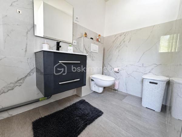 BSK Immobilier vous propose, sur la commune de Voiron, cette maison familiale construite en 2024, développant une surface habitable de 122,68 m² répartie sur deux niveaux.

Au rez-de-chaussée, elle se compose :

d’une entrée de 1,11 m² 
d’une spacieuse pièce de vie avec cuisine ouverte de 43,10 m², offrant une surface au sol de 45,89 m² 
d’un WC de 4,95 m² 
d’un garage de 14,27 m² 
d’un balcon de 10,70 m²

À l’étage, l’espace nuit comprend :

un dégagement de 3,61 m² 
une première chambre de 11,14 m² 
une deuxième chambre de 11 m² 
une troisième chambre de 10 m² 
une salle d’eau de  9.04 m²
une suite parentale comprenant une chambre de 12,02 m² ainsi qu’une salle d’eau avec WC de 2.44 m² ;
deux balcons supplémentaires de 1,98 m² et 5,68 m².

La maison bénéficie de menuiseries principalement en PVC double vitrage, de volets roulants électriques, garage et d’un chauffage au sol alimenté par une pompe à chaleur air/eau. Elle est raccordée au tout-à-l’égout et la propriété est entièrement clôturée.

Particulièrement économe en énergie, elle bénéficie d’un excellent classement énergétique : DPE A et GES A.

Une maison récente et familiale offrant de beaux volumes, quatre chambres, plusieurs espaces extérieurs et d’excellentes performances énergétiques.