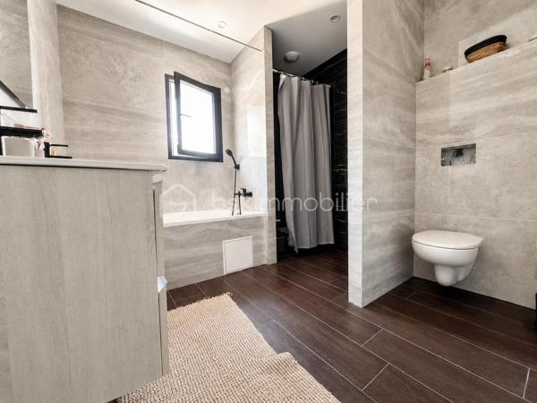 BSK Immobilier vous propose, sur la commune de Voiron, cette maison familiale construite en 2024, développant une surface habitable de 122,68 m² répartie sur deux niveaux.

Au rez-de-chaussée, elle se compose :

d’une entrée de 1,11 m² 
d’une spacieuse pièce de vie avec cuisine ouverte de 43,10 m², offrant une surface au sol de 45,89 m² 
d’un WC de 4,95 m² 
d’un garage de 14,27 m² 
d’un balcon de 10,70 m²

À l’étage, l’espace nuit comprend :

un dégagement de 3,61 m² 
une première chambre de 11,14 m² 
une deuxième chambre de 11 m² 
une troisième chambre de 10 m² 
une salle d’eau de  9.04 m²
une suite parentale comprenant une chambre de 12,02 m² ainsi qu’une salle d’eau avec WC de 2.44 m² ;
deux balcons supplémentaires de 1,98 m² et 5,68 m².

La maison bénéficie de menuiseries principalement en PVC double vitrage, de volets roulants électriques, garage et d’un chauffage au sol alimenté par une pompe à chaleur air/eau. Elle est raccordée au tout-à-l’égout et la propriété est entièrement clôturée.

Particulièrement économe en énergie, elle bénéficie d’un excellent classement énergétique : DPE A et GES A.

Une maison récente et familiale offrant de beaux volumes, quatre chambres, plusieurs espaces extérieurs et d’excellentes performances énergétiques.