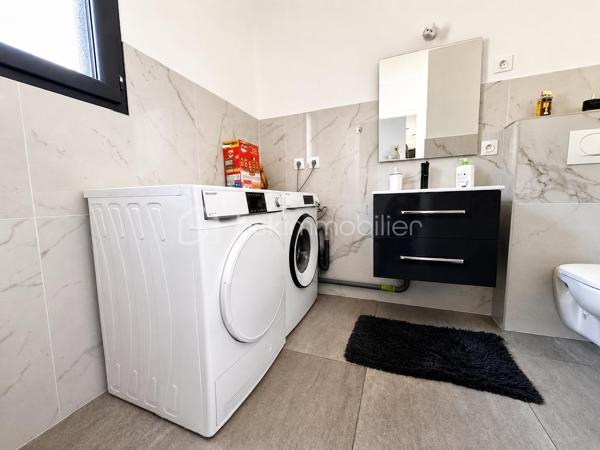 BSK Immobilier vous propose, sur la commune de Voiron, cette maison familiale construite en 2024, développant une surface habitable de 122,68 m² répartie sur deux niveaux.

Au rez-de-chaussée, elle se compose :

d’une entrée de 1,11 m² 
d’une spacieuse pièce de vie avec cuisine ouverte de 43,10 m², offrant une surface au sol de 45,89 m² 
d’un WC de 4,95 m² 
d’un garage de 14,27 m² 
d’un balcon de 10,70 m²

À l’étage, l’espace nuit comprend :

un dégagement de 3,61 m² 
une première chambre de 11,14 m² 
une deuxième chambre de 11 m² 
une troisième chambre de 10 m² 
une salle d’eau de  9.04 m²
une suite parentale comprenant une chambre de 12,02 m² ainsi qu’une salle d’eau avec WC de 2.44 m² ;
deux balcons supplémentaires de 1,98 m² et 5,68 m².

La maison bénéficie de menuiseries principalement en PVC double vitrage, de volets roulants électriques, garage et d’un chauffage au sol alimenté par une pompe à chaleur air/eau. Elle est raccordée au tout-à-l’égout et la propriété est entièrement clôturée.

Particulièrement économe en énergie, elle bénéficie d’un excellent classement énergétique : DPE A et GES A.

Une maison récente et familiale offrant de beaux volumes, quatre chambres, plusieurs espaces extérieurs et d’excellentes performances énergétiques.