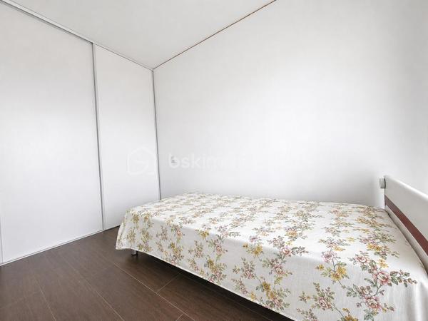 BSK Immobilier vous propose, sur la commune de Voiron, cette maison familiale construite en 2024, développant une surface habitable de 122,68 m² répartie sur deux niveaux.

Au rez-de-chaussée, elle se compose :

d’une entrée de 1,11 m² 
d’une spacieuse pièce de vie avec cuisine ouverte de 43,10 m², offrant une surface au sol de 45,89 m² 
d’un WC de 4,95 m² 
d’un garage de 14,27 m² 
d’un balcon de 10,70 m²

À l’étage, l’espace nuit comprend :

un dégagement de 3,61 m² 
une première chambre de 11,14 m² 
une deuxième chambre de 11 m² 
une troisième chambre de 10 m² 
une salle d’eau de  9.04 m²
une suite parentale comprenant une chambre de 12,02 m² ainsi qu’une salle d’eau avec WC de 2.44 m² ;
deux balcons supplémentaires de 1,98 m² et 5,68 m².

La maison bénéficie de menuiseries principalement en PVC double vitrage, de volets roulants électriques, garage et d’un chauffage au sol alimenté par une pompe à chaleur air/eau. Elle est raccordée au tout-à-l’égout et la propriété est entièrement clôturée.

Particulièrement économe en énergie, elle bénéficie d’un excellent classement énergétique : DPE A et GES A.

Une maison récente et familiale offrant de beaux volumes, quatre chambres, plusieurs espaces extérieurs et d’excellentes performances énergétiques.