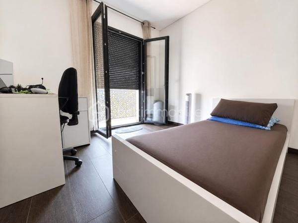 BSK Immobilier vous propose, sur la commune de Voiron, cette maison familiale construite en 2024, développant une surface habitable de 122,68 m² répartie sur deux niveaux.

Au rez-de-chaussée, elle se compose :

d’une entrée de 1,11 m² 
d’une spacieuse pièce de vie avec cuisine ouverte de 43,10 m², offrant une surface au sol de 45,89 m² 
d’un WC de 4,95 m² 
d’un garage de 14,27 m² 
d’un balcon de 10,70 m²

À l’étage, l’espace nuit comprend :

un dégagement de 3,61 m² 
une première chambre de 11,14 m² 
une deuxième chambre de 11 m² 
une troisième chambre de 10 m² 
une salle d’eau de  9.04 m²
une suite parentale comprenant une chambre de 12,02 m² ainsi qu’une salle d’eau avec WC de 2.44 m² ;
deux balcons supplémentaires de 1,98 m² et 5,68 m².

La maison bénéficie de menuiseries principalement en PVC double vitrage, de volets roulants électriques, garage et d’un chauffage au sol alimenté par une pompe à chaleur air/eau. Elle est raccordée au tout-à-l’égout et la propriété est entièrement clôturée.

Particulièrement économe en énergie, elle bénéficie d’un excellent classement énergétique : DPE A et GES A.

Une maison récente et familiale offrant de beaux volumes, quatre chambres, plusieurs espaces extérieurs et d’excellentes performances énergétiques.