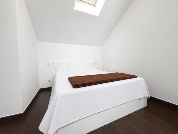 BSK Immobilier vous propose, sur la commune de Voiron, cette maison familiale construite en 2024, développant une surface habitable de 122,68 m² répartie sur deux niveaux.

Au rez-de-chaussée, elle se compose :

d’une entrée de 1,11 m² 
d’une spacieuse pièce de vie avec cuisine ouverte de 43,10 m², offrant une surface au sol de 45,89 m² 
d’un WC de 4,95 m² 
d’un garage de 14,27 m² 
d’un balcon de 10,70 m²

À l’étage, l’espace nuit comprend :

un dégagement de 3,61 m² 
une première chambre de 11,14 m² 
une deuxième chambre de 11 m² 
une troisième chambre de 10 m² 
une salle d’eau de  9.04 m²
une suite parentale comprenant une chambre de 12,02 m² ainsi qu’une salle d’eau avec WC de 2.44 m² ;
deux balcons supplémentaires de 1,98 m² et 5,68 m².

La maison bénéficie de menuiseries principalement en PVC double vitrage, de volets roulants électriques, garage et d’un chauffage au sol alimenté par une pompe à chaleur air/eau. Elle est raccordée au tout-à-l’égout et la propriété est entièrement clôturée.

Particulièrement économe en énergie, elle bénéficie d’un excellent classement énergétique : DPE A et GES A.

Une maison récente et familiale offrant de beaux volumes, quatre chambres, plusieurs espaces extérieurs et d’excellentes performances énergétiques.