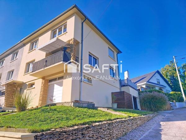 Maison avec deux garages, jardin et terrasses