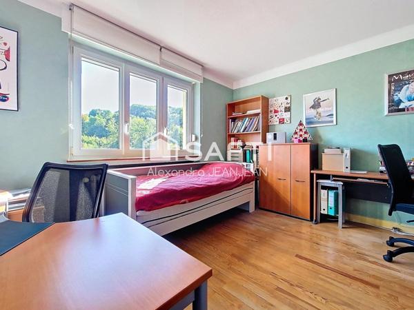 Maison avec deux garages, jardin et terrasses