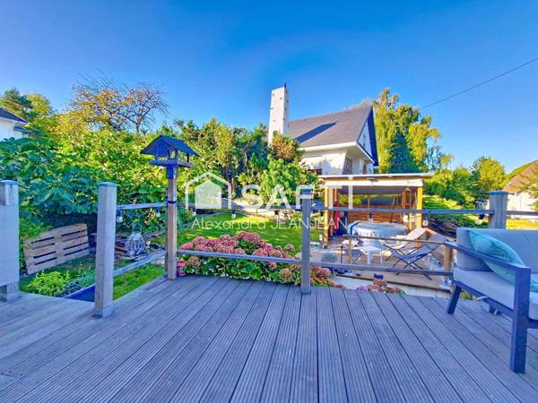 Maison avec deux garages, jardin et terrasses