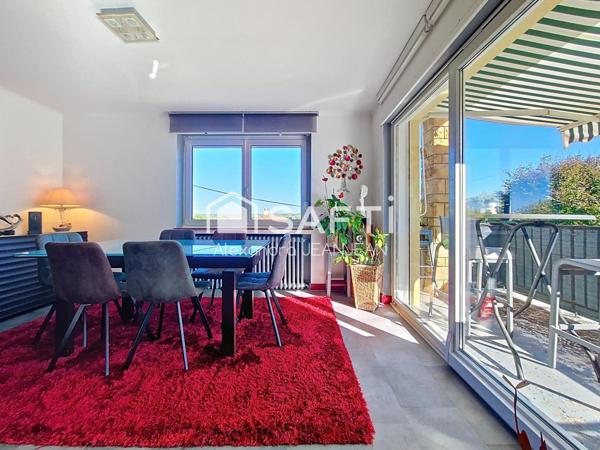 Maison avec deux garages, jardin et terrasses