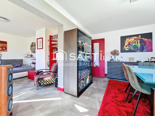 Maison avec deux garages, jardin et terrasses