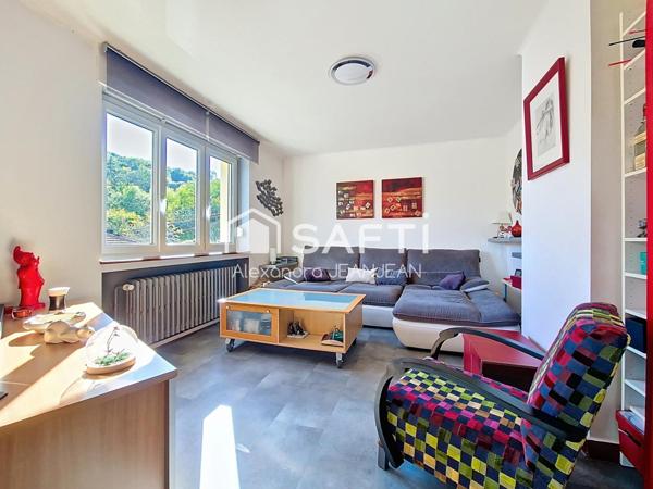 Maison avec deux garages, jardin et terrasses