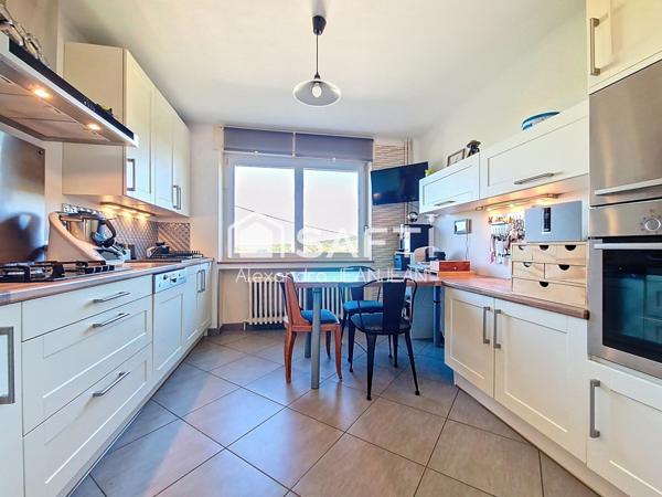 Maison avec deux garages, jardin et terrasses