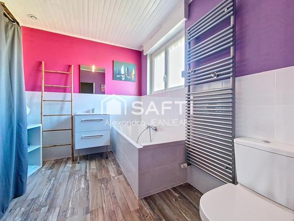 Maison avec deux garages, jardin et terrasses