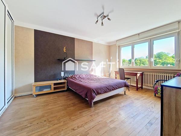 Maison avec deux garages, jardin et terrasses