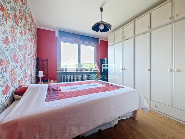 Maison avec deux garages, jardin et terrasses