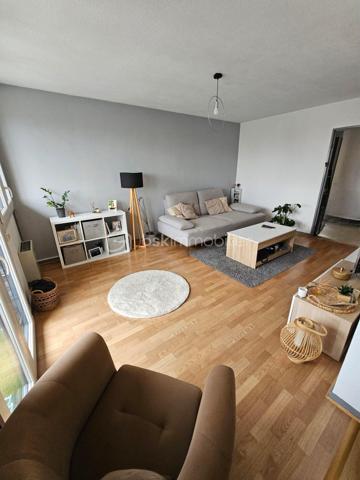 Dans le quartier prisé du Martinet, découvrez cet appartement T4 rénové de 78 m², situé au 5ème étage avec ascenseur d'une copropriété bien entretenue. Son emplacement privilégié permet un accès rapide aux commerces, aux transports en commun ainsi qu'au site de l'Arsenal.

Traversant Nord/Sud, cet appartement bénéficie d'une belle luminosité tout au long de la journée. Sans aucun vis-à-vis, il offre une vue dégagée et panoramique sur la chaîne des Pyrénées.

L'appartement se compose d'une entrée avec dégagement desservant un séjour lumineux, une salle à manger avec cellier attenant, une cuisine indépendante et entièrement équipée, deux chambres, une salle d'eau ainsi que des WC séparés. Un balcon accessible depuis les pièces de vie et une cave d'environ 6 m² viennent compléter l'ensemble.

Les menuiseries en PVC double vitrage assurent un confort thermique et acoustique appréciable. La cuisine a été entièrement rénovée et le logement, en excellent état général, ne nécessite aucun travaux. Il est prêt à accueillir ses futurs occupants.

Taxe foncière : 1 390 € / an
Charges de copropriété : 2 270 € / an (chauffage et eau compris)

Cet appartement constitue une belle opportunité, aussi bien pour une résidence principale que pour un investissement locatif, grâce à son emplacement recherché, sa fonctionnalité et sa vue exceptionnelle.

Les informations sur les risques auxquels ce bien est exposé sont disponibles sur le site Géorisques : www.georisques.gouv.fr.