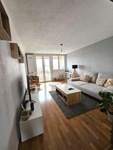 Dans le quartier prisé du Martinet, découvrez cet appartement T4 rénové de 78 m², situé au 5ème étage avec ascenseur d'une copropriété bien entretenue. Son emplacement privilégié permet un accès rapide aux commerces, aux transports en commun ainsi qu'au site de l'Arsenal.

Traversant Nord/Sud, cet appartement bénéficie d'une belle luminosité tout au long de la journée. Sans aucun vis-à-vis, il offre une vue dégagée et panoramique sur la chaîne des Pyrénées.

L'appartement se compose d'une entrée avec dégagement desservant un séjour lumineux, une salle à manger avec cellier attenant, une cuisine indépendante et entièrement équipée, deux chambres, une salle d'eau ainsi que des WC séparés. Un balcon accessible depuis les pièces de vie et une cave d'environ 6 m² viennent compléter l'ensemble.

Les menuiseries en PVC double vitrage assurent un confort thermique et acoustique appréciable. La cuisine a été entièrement rénovée et le logement, en excellent état général, ne nécessite aucun travaux. Il est prêt à accueillir ses futurs occupants.

Taxe foncière : 1 390 € / an
Charges de copropriété : 2 270 € / an (chauffage et eau compris)

Cet appartement constitue une belle opportunité, aussi bien pour une résidence principale que pour un investissement locatif, grâce à son emplacement recherché, sa fonctionnalité et sa vue exceptionnelle.

Les informations sur les risques auxquels ce bien est exposé sont disponibles sur le site Géorisques : www.georisques.gouv.fr.