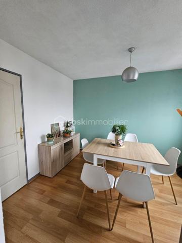 Dans le quartier prisé du Martinet, découvrez cet appartement T4 rénové de 78 m², situé au 5ème étage avec ascenseur d'une copropriété bien entretenue. Son emplacement privilégié permet un accès rapide aux commerces, aux transports en commun ainsi qu'au site de l'Arsenal.

Traversant Nord/Sud, cet appartement bénéficie d'une belle luminosité tout au long de la journée. Sans aucun vis-à-vis, il offre une vue dégagée et panoramique sur la chaîne des Pyrénées.

L'appartement se compose d'une entrée avec dégagement desservant un séjour lumineux, une salle à manger avec cellier attenant, une cuisine indépendante et entièrement équipée, deux chambres, une salle d'eau ainsi que des WC séparés. Un balcon accessible depuis les pièces de vie et une cave d'environ 6 m² viennent compléter l'ensemble.

Les menuiseries en PVC double vitrage assurent un confort thermique et acoustique appréciable. La cuisine a été entièrement rénovée et le logement, en excellent état général, ne nécessite aucun travaux. Il est prêt à accueillir ses futurs occupants.

Taxe foncière : 1 390 € / an
Charges de copropriété : 2 270 € / an (chauffage et eau compris)

Cet appartement constitue une belle opportunité, aussi bien pour une résidence principale que pour un investissement locatif, grâce à son emplacement recherché, sa fonctionnalité et sa vue exceptionnelle.

Les informations sur les risques auxquels ce bien est exposé sont disponibles sur le site Géorisques : www.georisques.gouv.fr.
