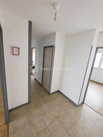 Dans le quartier prisé du Martinet, découvrez cet appartement T4 rénové de 78 m², situé au 5ème étage avec ascenseur d'une copropriété bien entretenue. Son emplacement privilégié permet un accès rapide aux commerces, aux transports en commun ainsi qu'au site de l'Arsenal.

Traversant Nord/Sud, cet appartement bénéficie d'une belle luminosité tout au long de la journée. Sans aucun vis-à-vis, il offre une vue dégagée et panoramique sur la chaîne des Pyrénées.

L'appartement se compose d'une entrée avec dégagement desservant un séjour lumineux, une salle à manger avec cellier attenant, une cuisine indépendante et entièrement équipée, deux chambres, une salle d'eau ainsi que des WC séparés. Un balcon accessible depuis les pièces de vie et une cave d'environ 6 m² viennent compléter l'ensemble.

Les menuiseries en PVC double vitrage assurent un confort thermique et acoustique appréciable. La cuisine a été entièrement rénovée et le logement, en excellent état général, ne nécessite aucun travaux. Il est prêt à accueillir ses futurs occupants.

Taxe foncière : 1 390 € / an
Charges de copropriété : 2 270 € / an (chauffage et eau compris)

Cet appartement constitue une belle opportunité, aussi bien pour une résidence principale que pour un investissement locatif, grâce à son emplacement recherché, sa fonctionnalité et sa vue exceptionnelle.

Les informations sur les risques auxquels ce bien est exposé sont disponibles sur le site Géorisques : www.georisques.gouv.fr.