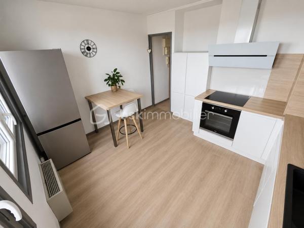 Dans le quartier prisé du Martinet, découvrez cet appartement T4 rénové de 78 m², situé au 5ème étage avec ascenseur d'une copropriété bien entretenue. Son emplacement privilégié permet un accès rapide aux commerces, aux transports en commun ainsi qu'au site de l'Arsenal.

Traversant Nord/Sud, cet appartement bénéficie d'une belle luminosité tout au long de la journée. Sans aucun vis-à-vis, il offre une vue dégagée et panoramique sur la chaîne des Pyrénées.

L'appartement se compose d'une entrée avec dégagement desservant un séjour lumineux, une salle à manger avec cellier attenant, une cuisine indépendante et entièrement équipée, deux chambres, une salle d'eau ainsi que des WC séparés. Un balcon accessible depuis les pièces de vie et une cave d'environ 6 m² viennent compléter l'ensemble.

Les menuiseries en PVC double vitrage assurent un confort thermique et acoustique appréciable. La cuisine a été entièrement rénovée et le logement, en excellent état général, ne nécessite aucun travaux. Il est prêt à accueillir ses futurs occupants.

Taxe foncière : 1 390 € / an
Charges de copropriété : 2 270 € / an (chauffage et eau compris)

Cet appartement constitue une belle opportunité, aussi bien pour une résidence principale que pour un investissement locatif, grâce à son emplacement recherché, sa fonctionnalité et sa vue exceptionnelle.

Les informations sur les risques auxquels ce bien est exposé sont disponibles sur le site Géorisques : www.georisques.gouv.fr.