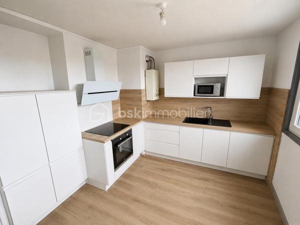 Dans le quartier prisé du Martinet, découvrez cet appartement T4 rénové de 78 m², situé au 5ème étage avec ascenseur d'une copropriété bien entretenue. Son emplacement privilégié permet un accès rapide aux commerces, aux transports en commun ainsi qu'au site de l'Arsenal.

Traversant Nord/Sud, cet appartement bénéficie d'une belle luminosité tout au long de la journée. Sans aucun vis-à-vis, il offre une vue dégagée et panoramique sur la chaîne des Pyrénées.

L'appartement se compose d'une entrée avec dégagement desservant un séjour lumineux, une salle à manger avec cellier attenant, une cuisine indépendante et entièrement équipée, deux chambres, une salle d'eau ainsi que des WC séparés. Un balcon accessible depuis les pièces de vie et une cave d'environ 6 m² viennent compléter l'ensemble.

Les menuiseries en PVC double vitrage assurent un confort thermique et acoustique appréciable. La cuisine a été entièrement rénovée et le logement, en excellent état général, ne nécessite aucun travaux. Il est prêt à accueillir ses futurs occupants.

Taxe foncière : 1 390 € / an
Charges de copropriété : 2 270 € / an (chauffage et eau compris)

Cet appartement constitue une belle opportunité, aussi bien pour une résidence principale que pour un investissement locatif, grâce à son emplacement recherché, sa fonctionnalité et sa vue exceptionnelle.

Les informations sur les risques auxquels ce bien est exposé sont disponibles sur le site Géorisques : www.georisques.gouv.fr.