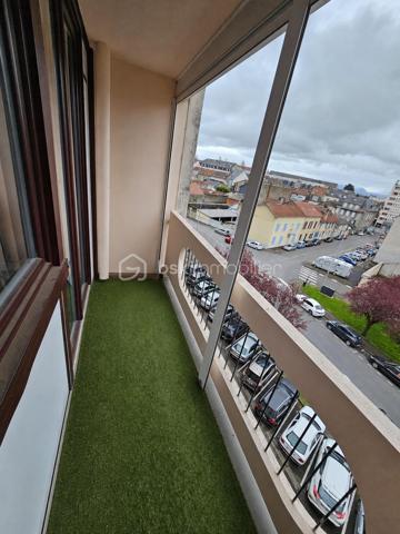 Dans le quartier prisé du Martinet, découvrez cet appartement T4 rénové de 78 m², situé au 5ème étage avec ascenseur d'une copropriété bien entretenue. Son emplacement privilégié permet un accès rapide aux commerces, aux transports en commun ainsi qu'au site de l'Arsenal.

Traversant Nord/Sud, cet appartement bénéficie d'une belle luminosité tout au long de la journée. Sans aucun vis-à-vis, il offre une vue dégagée et panoramique sur la chaîne des Pyrénées.

L'appartement se compose d'une entrée avec dégagement desservant un séjour lumineux, une salle à manger avec cellier attenant, une cuisine indépendante et entièrement équipée, deux chambres, une salle d'eau ainsi que des WC séparés. Un balcon accessible depuis les pièces de vie et une cave d'environ 6 m² viennent compléter l'ensemble.

Les menuiseries en PVC double vitrage assurent un confort thermique et acoustique appréciable. La cuisine a été entièrement rénovée et le logement, en excellent état général, ne nécessite aucun travaux. Il est prêt à accueillir ses futurs occupants.

Taxe foncière : 1 390 € / an
Charges de copropriété : 2 270 € / an (chauffage et eau compris)

Cet appartement constitue une belle opportunité, aussi bien pour une résidence principale que pour un investissement locatif, grâce à son emplacement recherché, sa fonctionnalité et sa vue exceptionnelle.

Les informations sur les risques auxquels ce bien est exposé sont disponibles sur le site Géorisques : www.georisques.gouv.fr.