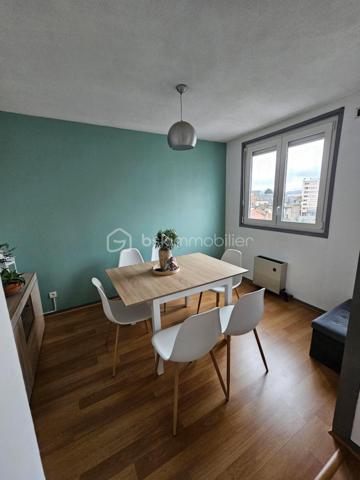 Dans le quartier prisé du Martinet, découvrez cet appartement T4 rénové de 78 m², situé au 5ème étage avec ascenseur d'une copropriété bien entretenue. Son emplacement privilégié permet un accès rapide aux commerces, aux transports en commun ainsi qu'au site de l'Arsenal.

Traversant Nord/Sud, cet appartement bénéficie d'une belle luminosité tout au long de la journée. Sans aucun vis-à-vis, il offre une vue dégagée et panoramique sur la chaîne des Pyrénées.

L'appartement se compose d'une entrée avec dégagement desservant un séjour lumineux, une salle à manger avec cellier attenant, une cuisine indépendante et entièrement équipée, deux chambres, une salle d'eau ainsi que des WC séparés. Un balcon accessible depuis les pièces de vie et une cave d'environ 6 m² viennent compléter l'ensemble.

Les menuiseries en PVC double vitrage assurent un confort thermique et acoustique appréciable. La cuisine a été entièrement rénovée et le logement, en excellent état général, ne nécessite aucun travaux. Il est prêt à accueillir ses futurs occupants.

Taxe foncière : 1 390 € / an
Charges de copropriété : 2 270 € / an (chauffage et eau compris)

Cet appartement constitue une belle opportunité, aussi bien pour une résidence principale que pour un investissement locatif, grâce à son emplacement recherché, sa fonctionnalité et sa vue exceptionnelle.

Les informations sur les risques auxquels ce bien est exposé sont disponibles sur le site Géorisques : www.georisques.gouv.fr.