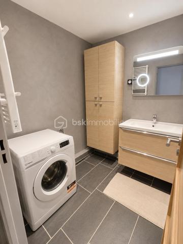 Dans le quartier prisé du Martinet, découvrez cet appartement T4 rénové de 78 m², situé au 5ème étage avec ascenseur d'une copropriété bien entretenue. Son emplacement privilégié permet un accès rapide aux commerces, aux transports en commun ainsi qu'au site de l'Arsenal.

Traversant Nord/Sud, cet appartement bénéficie d'une belle luminosité tout au long de la journée. Sans aucun vis-à-vis, il offre une vue dégagée et panoramique sur la chaîne des Pyrénées.

L'appartement se compose d'une entrée avec dégagement desservant un séjour lumineux, une salle à manger avec cellier attenant, une cuisine indépendante et entièrement équipée, deux chambres, une salle d'eau ainsi que des WC séparés. Un balcon accessible depuis les pièces de vie et une cave d'environ 6 m² viennent compléter l'ensemble.

Les menuiseries en PVC double vitrage assurent un confort thermique et acoustique appréciable. La cuisine a été entièrement rénovée et le logement, en excellent état général, ne nécessite aucun travaux. Il est prêt à accueillir ses futurs occupants.

Taxe foncière : 1 390 € / an
Charges de copropriété : 2 270 € / an (chauffage et eau compris)

Cet appartement constitue une belle opportunité, aussi bien pour une résidence principale que pour un investissement locatif, grâce à son emplacement recherché, sa fonctionnalité et sa vue exceptionnelle.

Les informations sur les risques auxquels ce bien est exposé sont disponibles sur le site Géorisques : www.georisques.gouv.fr.