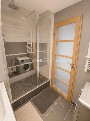 Dans le quartier prisé du Martinet, découvrez cet appartement T4 rénové de 78 m², situé au 5ème étage avec ascenseur d'une copropriété bien entretenue. Son emplacement privilégié permet un accès rapide aux commerces, aux transports en commun ainsi qu'au site de l'Arsenal.

Traversant Nord/Sud, cet appartement bénéficie d'une belle luminosité tout au long de la journée. Sans aucun vis-à-vis, il offre une vue dégagée et panoramique sur la chaîne des Pyrénées.

L'appartement se compose d'une entrée avec dégagement desservant un séjour lumineux, une salle à manger avec cellier attenant, une cuisine indépendante et entièrement équipée, deux chambres, une salle d'eau ainsi que des WC séparés. Un balcon accessible depuis les pièces de vie et une cave d'environ 6 m² viennent compléter l'ensemble.

Les menuiseries en PVC double vitrage assurent un confort thermique et acoustique appréciable. La cuisine a été entièrement rénovée et le logement, en excellent état général, ne nécessite aucun travaux. Il est prêt à accueillir ses futurs occupants.

Taxe foncière : 1 390 € / an
Charges de copropriété : 2 270 € / an (chauffage et eau compris)

Cet appartement constitue une belle opportunité, aussi bien pour une résidence principale que pour un investissement locatif, grâce à son emplacement recherché, sa fonctionnalité et sa vue exceptionnelle.

Les informations sur les risques auxquels ce bien est exposé sont disponibles sur le site Géorisques : www.georisques.gouv.fr.