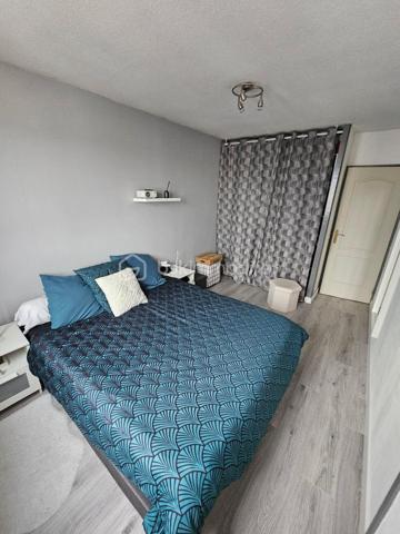 Dans le quartier prisé du Martinet, découvrez cet appartement T4 rénové de 78 m², situé au 5ème étage avec ascenseur d'une copropriété bien entretenue. Son emplacement privilégié permet un accès rapide aux commerces, aux transports en commun ainsi qu'au site de l'Arsenal.

Traversant Nord/Sud, cet appartement bénéficie d'une belle luminosité tout au long de la journée. Sans aucun vis-à-vis, il offre une vue dégagée et panoramique sur la chaîne des Pyrénées.

L'appartement se compose d'une entrée avec dégagement desservant un séjour lumineux, une salle à manger avec cellier attenant, une cuisine indépendante et entièrement équipée, deux chambres, une salle d'eau ainsi que des WC séparés. Un balcon accessible depuis les pièces de vie et une cave d'environ 6 m² viennent compléter l'ensemble.

Les menuiseries en PVC double vitrage assurent un confort thermique et acoustique appréciable. La cuisine a été entièrement rénovée et le logement, en excellent état général, ne nécessite aucun travaux. Il est prêt à accueillir ses futurs occupants.

Taxe foncière : 1 390 € / an
Charges de copropriété : 2 270 € / an (chauffage et eau compris)

Cet appartement constitue une belle opportunité, aussi bien pour une résidence principale que pour un investissement locatif, grâce à son emplacement recherché, sa fonctionnalité et sa vue exceptionnelle.

Les informations sur les risques auxquels ce bien est exposé sont disponibles sur le site Géorisques : www.georisques.gouv.fr.