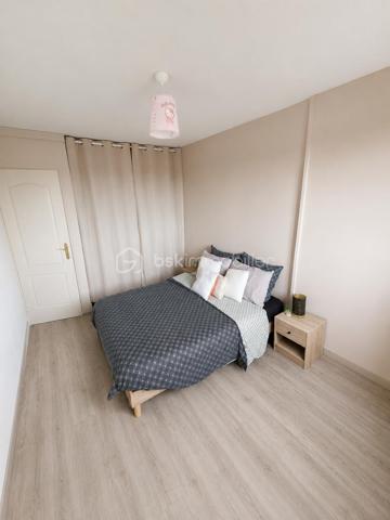 Dans le quartier prisé du Martinet, découvrez cet appartement T4 rénové de 78 m², situé au 5ème étage avec ascenseur d'une copropriété bien entretenue. Son emplacement privilégié permet un accès rapide aux commerces, aux transports en commun ainsi qu'au site de l'Arsenal.

Traversant Nord/Sud, cet appartement bénéficie d'une belle luminosité tout au long de la journée. Sans aucun vis-à-vis, il offre une vue dégagée et panoramique sur la chaîne des Pyrénées.

L'appartement se compose d'une entrée avec dégagement desservant un séjour lumineux, une salle à manger avec cellier attenant, une cuisine indépendante et entièrement équipée, deux chambres, une salle d'eau ainsi que des WC séparés. Un balcon accessible depuis les pièces de vie et une cave d'environ 6 m² viennent compléter l'ensemble.

Les menuiseries en PVC double vitrage assurent un confort thermique et acoustique appréciable. La cuisine a été entièrement rénovée et le logement, en excellent état général, ne nécessite aucun travaux. Il est prêt à accueillir ses futurs occupants.

Taxe foncière : 1 390 € / an
Charges de copropriété : 2 270 € / an (chauffage et eau compris)

Cet appartement constitue une belle opportunité, aussi bien pour une résidence principale que pour un investissement locatif, grâce à son emplacement recherché, sa fonctionnalité et sa vue exceptionnelle.

Les informations sur les risques auxquels ce bien est exposé sont disponibles sur le site Géorisques : www.georisques.gouv.fr.