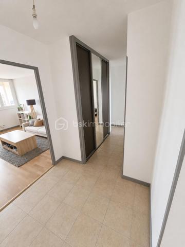 Dans le quartier prisé du Martinet, découvrez cet appartement T4 rénové de 78 m², situé au 5ème étage avec ascenseur d'une copropriété bien entretenue. Son emplacement privilégié permet un accès rapide aux commerces, aux transports en commun ainsi qu'au site de l'Arsenal.

Traversant Nord/Sud, cet appartement bénéficie d'une belle luminosité tout au long de la journée. Sans aucun vis-à-vis, il offre une vue dégagée et panoramique sur la chaîne des Pyrénées.

L'appartement se compose d'une entrée avec dégagement desservant un séjour lumineux, une salle à manger avec cellier attenant, une cuisine indépendante et entièrement équipée, deux chambres, une salle d'eau ainsi que des WC séparés. Un balcon accessible depuis les pièces de vie et une cave d'environ 6 m² viennent compléter l'ensemble.

Les menuiseries en PVC double vitrage assurent un confort thermique et acoustique appréciable. La cuisine a été entièrement rénovée et le logement, en excellent état général, ne nécessite aucun travaux. Il est prêt à accueillir ses futurs occupants.

Taxe foncière : 1 390 € / an
Charges de copropriété : 2 270 € / an (chauffage et eau compris)

Cet appartement constitue une belle opportunité, aussi bien pour une résidence principale que pour un investissement locatif, grâce à son emplacement recherché, sa fonctionnalité et sa vue exceptionnelle.

Les informations sur les risques auxquels ce bien est exposé sont disponibles sur le site Géorisques : www.georisques.gouv.fr.